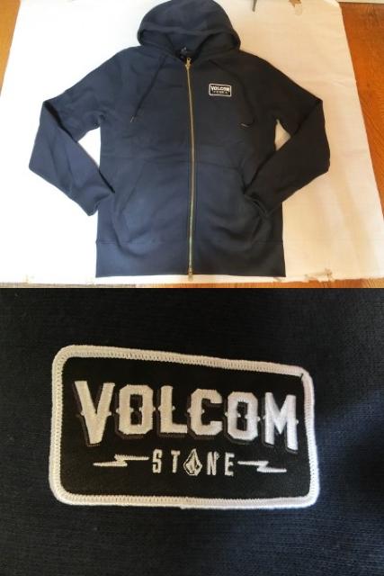 ボルコム ロゴ刺繍ワッペン付裏起毛フルジップパーカーUS M < ブランド  ボルコム ロゴ刺繍ワッペン付裏起毛フルジップパーカーUS M < ブランドの