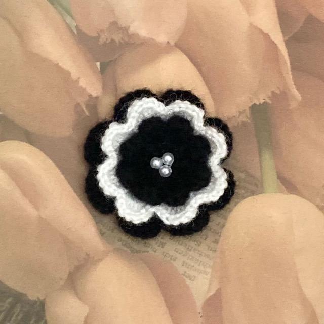 ハンドメイド♪かぎ針編み 毛糸で編んだお花モチーフのブローチ < 女性ファッション  ハンドメイド♪かぎ針編み 毛糸で編んだお花モチーフのブローチ  < 女性ファッションの