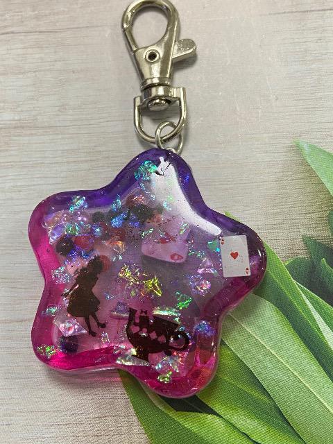 ハンドメイド レジンで作ったシャカシャカキーホルダー アリス < 女性ファッション  ハンドメイド レジンで作ったシャカシャカキーホルダー アリス < 女性ファッションの