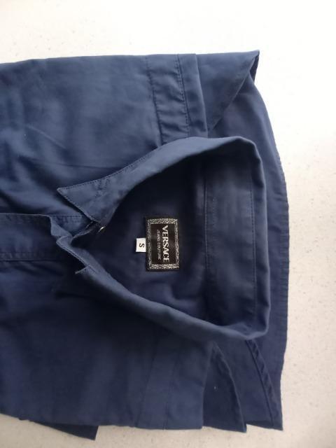 美品!90%オフ、ヴェルサーチ、長袖シャツ(紺、イタリア製、メンズM) < 男性ファッション 美品!90%オフ、ヴェルサーチ、長袖シャツ(紺、イタリア製、メンズM) < 男性ファッションの