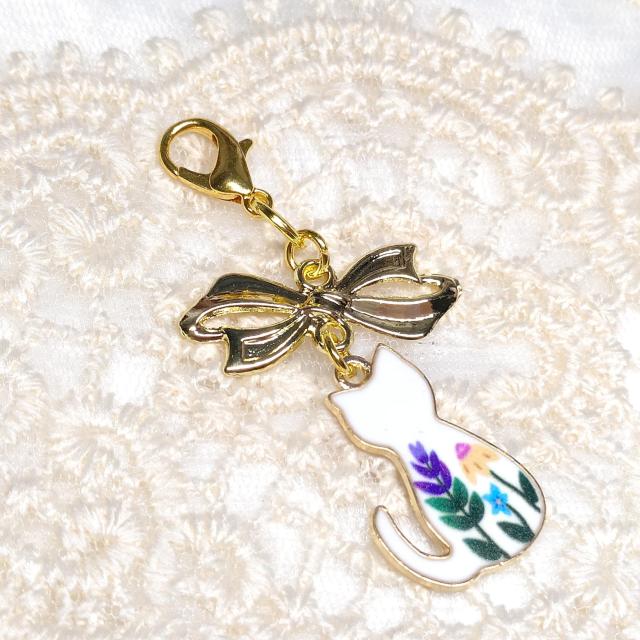 ハンドメイド☆ファスナーチャーム☆ねこちゃん☆白お花 < 女性ファッション  ハンドメイド☆ファスナーチャーム☆ねこちゃん☆白お花  < 女性ファッションの