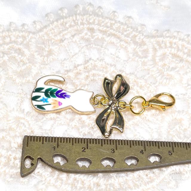 ハンドメイド☆ファスナーチャーム☆ねこちゃん☆白お花 < 女性ファッション  ハンドメイド☆ファスナーチャーム☆ねこちゃん☆白お花 < 女性ファッションの