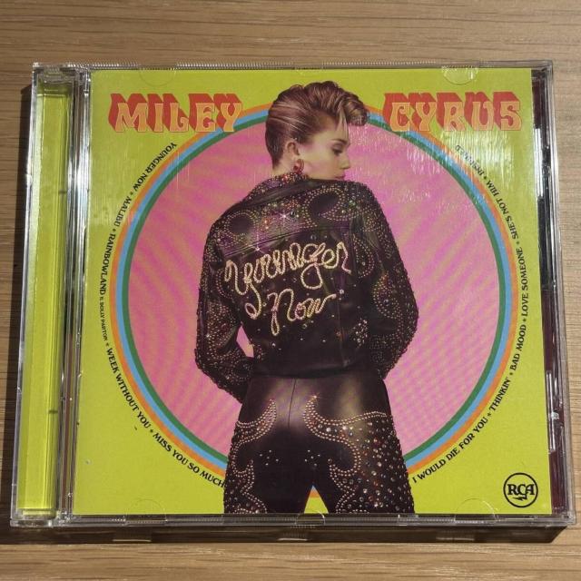 �yMILEY CYRUS�zYOUNGER NOW  �� CD/DVD/�r�f�I�� 