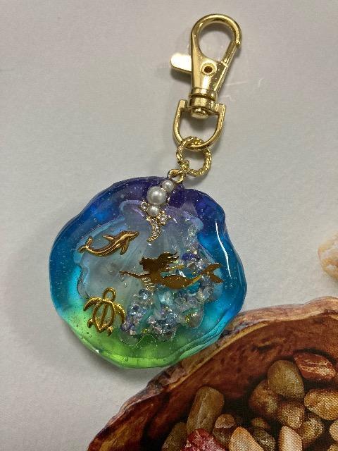 ハンドメイド レジン シャカシャカキーホルダー シェル マーメイド < 女性ファッション  ハンドメイド レジン シャカシャカキーホルダー シェル マーメイド  < 女性ファッションの