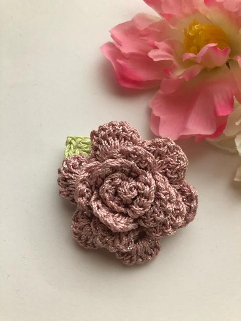 ハンドメイド ブローチ レース糸で編んだ薔薇♪ ピンクラメ < 女性ファッション  ハンドメイド ブローチ レース糸で編んだ薔薇♪ ピンクラメ < 女性ファッションの