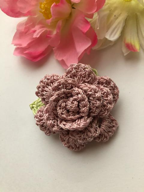 ハンドメイド ブローチ レース糸で編んだ薔薇♪ ピンクラメ < 女性ファッション  ハンドメイド ブローチ レース糸で編んだ薔薇♪ ピンクラメ < 女性ファッションの