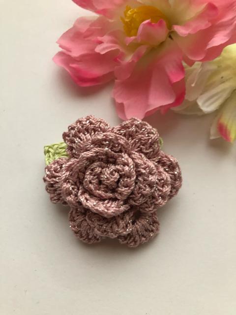 ハンドメイド ブローチ レース糸で編んだ薔薇♪ ピンクラメ < 女性ファッション  ハンドメイド ブローチ レース糸で編んだ薔薇♪ ピンクラメ < 女性ファッションの