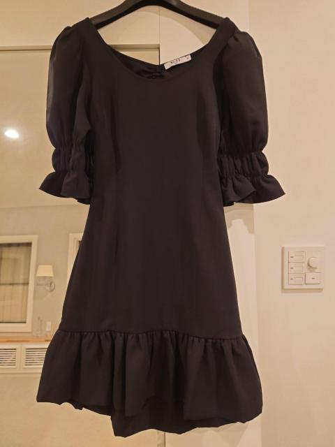 NAKD 黒 フリル付き半袖ミニワンピース < 女性ファッション NAKD 黒 フリル付き半袖ミニワンピース < 女性ファッションの