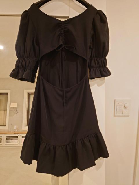 NAKD 黒 フリル付き半袖ミニワンピース < 女性ファッション NAKD 黒 フリル付き半袖ミニワンピース < 女性ファッションの