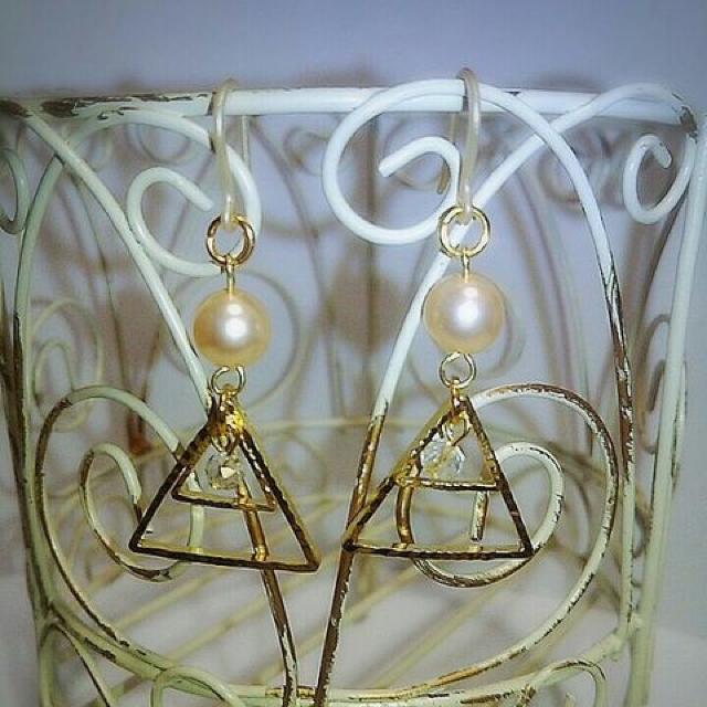 ゴールド三角2連クリスタルスワロ&シルキーパール樹脂フック☆ < 女性アクセサリー/時計  ゴールド三角2連クリスタルスワロ&シルキーパール樹脂フック☆  < 女性アクセサリー/時計の