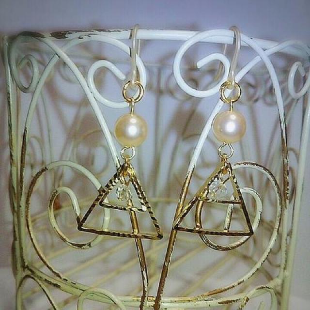 ゴールド三角2連クリスタルスワロ&シルキーパール樹脂フック☆ < 女性アクセサリー/時計  ゴールド三角2連クリスタルスワロ&シルキーパール樹脂フック☆ < 女性アクセサリー/時計の