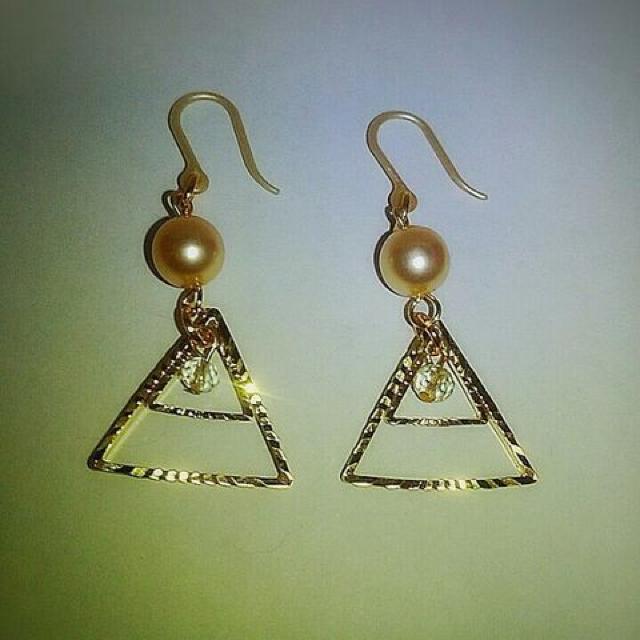 ゴールド三角2連クリスタルスワロ&シルキーパール樹脂フック☆ < 女性アクセサリー/時計  ゴールド三角2連クリスタルスワロ&シルキーパール樹脂フック☆ < 女性アクセサリー/時計の