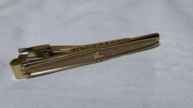 正規 バーバリー ホース 騎士ロゴエンブレム ゴールド ネクタイピン ヘアラインストライプ クリップタイバー タイ留め < ブランド  正規 バーバリー ホース 騎士ロゴエンブレム ゴールド ネクタイピン ヘアラインストライプ クリップタイバー タイ留め  < ブランドの