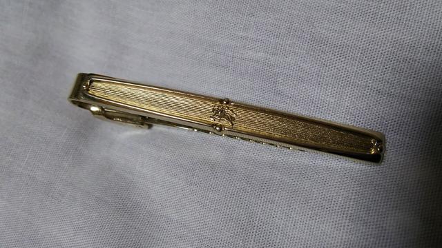 正規 バーバリー ホース 騎士ロゴエンブレム ゴールド ネクタイピン ヘアラインストライプ クリップタイバー タイ留め < ブランド  正規 バーバリー ホース 騎士ロゴエンブレム ゴールド ネクタイピン ヘアラインストライプ クリップタイバー タイ留め < ブランドの