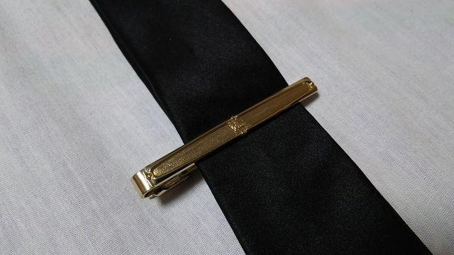 正規 バーバリー ホース 騎士ロゴエンブレム ゴールド ネクタイピン ヘアラインストライプ クリップタイバー タイ留め < ブランド  正規 バーバリー ホース 騎士ロゴエンブレム ゴールド ネクタイピン ヘアラインストライプ クリップタイバー タイ留め < ブランドの