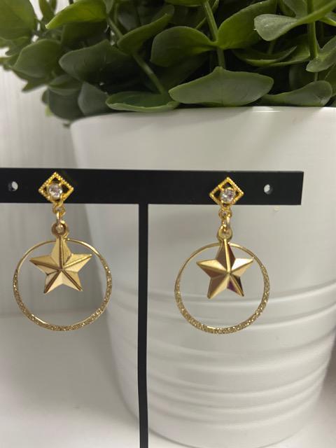 ハンドメイド メタルフープと星のチャームのポストピアス < 女性ファッション  ハンドメイド メタルフープと星のチャームのポストピアス  < 女性ファッションの