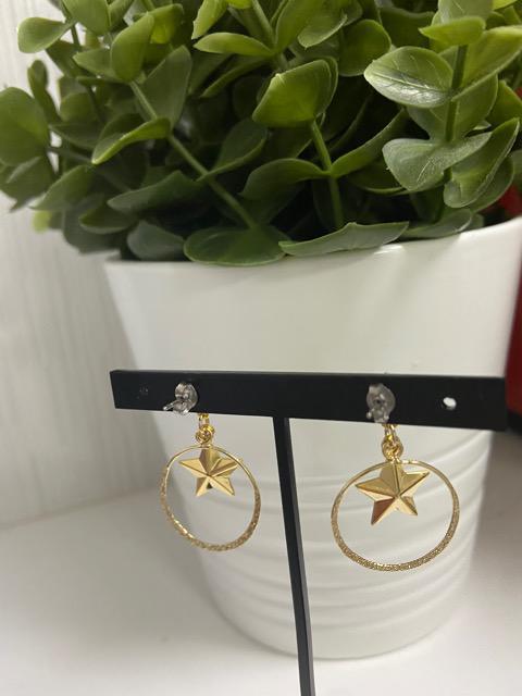 ハンドメイド メタルフープと星のチャームのポストピアス < 女性ファッション  ハンドメイド メタルフープと星のチャームのポストピアス < 女性ファッションの