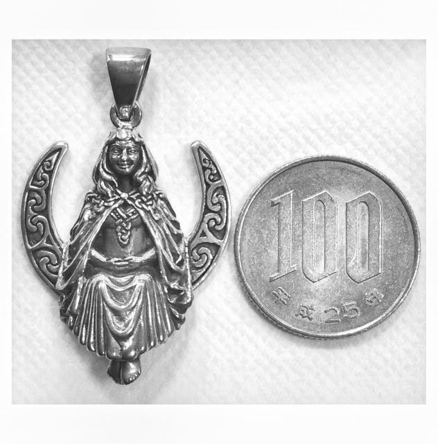 MM: Silver Seated Moon Goddess Pendant < 女性アクセサリー/時計  MM: Silver Seated Moon Goddess Pendant < 女性アクセサリー/時計の
