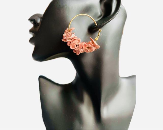 b167 フラワーモチーフ フープイヤリング ピンク < 女性アクセサリー/時計 b167 フラワーモチーフ フープイヤリング ピンク < 女性アクセサリー/時計の