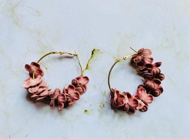 b167 フラワーモチーフ フープイヤリング ピンク < 女性アクセサリー/時計 b167 フラワーモチーフ フープイヤリング ピンク < 女性アクセサリー/時計の