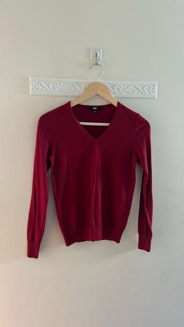 ユニクロ エクストラファインメリノVネックセーター 長袖ニット 赤 レッド S < ブランド  ユニクロ エクストラファインメリノVネックセーター 長袖ニット 赤 レッド S < ブランドの