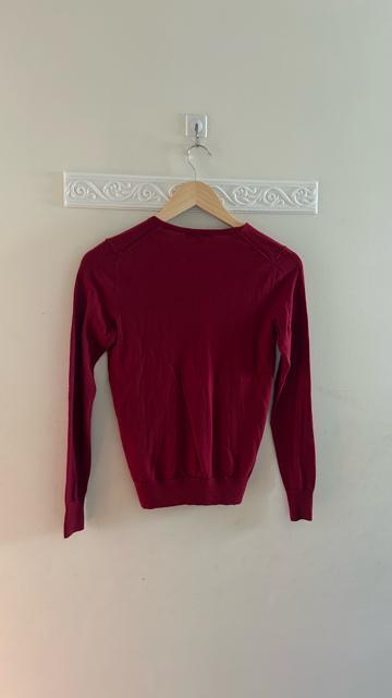 ユニクロ エクストラファインメリノVネックセーター 長袖ニット 赤 レッド S < ブランド  ユニクロ エクストラファインメリノVネックセーター 長袖ニット 赤 レッド S < ブランドの
