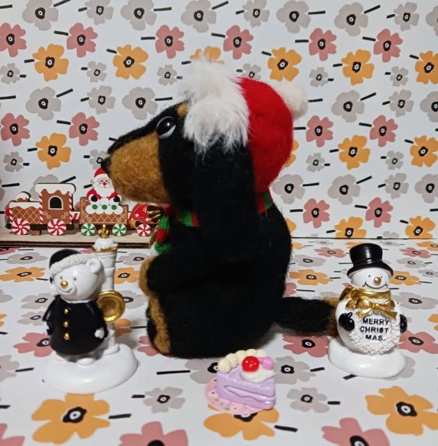 羊毛フェルト サンタ帽子の大き目ダックスちゃん ケーキ付き < ペット/手芸/園芸 羊毛フェルト サンタ帽子の大き目ダックスちゃん ケーキ付き < ペット/手芸/園芸の