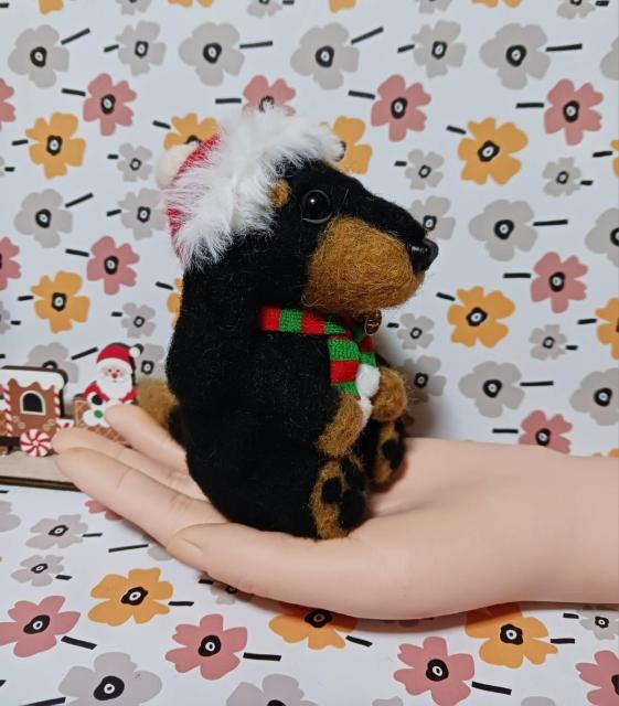 羊毛フェルト サンタ帽子の大き目ダックスちゃん ケーキ付き < ペット/手芸/園芸 羊毛フェルト サンタ帽子の大き目ダックスちゃん ケーキ付き < ペット/手芸/園芸の