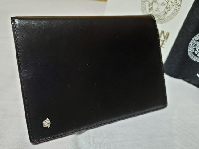 正規新古 ヴェルサーチ メデューサロゴ ミニマル レザーブックカバー黒 名刺○カードケース アイコンエンブレム クラシック 付属有 < ブランド  正規新古 ヴェルサーチ メデューサロゴ ミニマル レザーブックカバー黒 名刺○カードケース アイコンエンブレム クラシック 付属有  < ブランドの