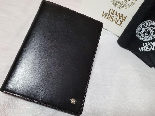 正規新古 ヴェルサーチ メデューサロゴ ミニマル レザーブックカバー黒 名刺○カードケース アイコンエンブレム クラシック 付属有 < ブランド  正規新古 ヴェルサーチ メデューサロゴ ミニマル レザーブックカバー黒 名刺○カードケース アイコンエンブレム クラシック 付属有 < ブランドの