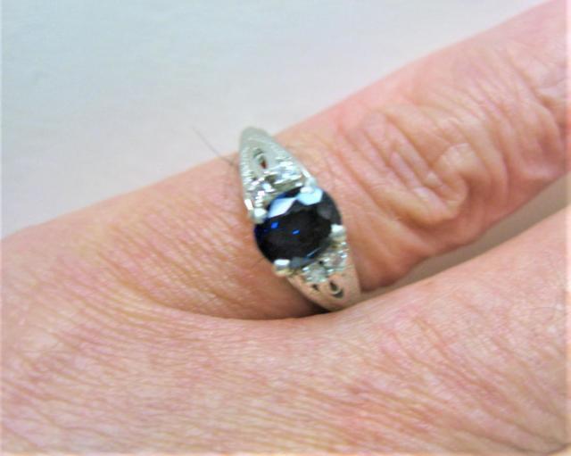 Pt900 プラチナ リング 指輪 サファイヤ ダイヤ4ヶ入0.08ct < 女性アクセサリー/時計  Pt900 プラチナ リング 指輪 サファイヤ ダイヤ4ヶ入0.08ct < 女性アクセサリー/時計の