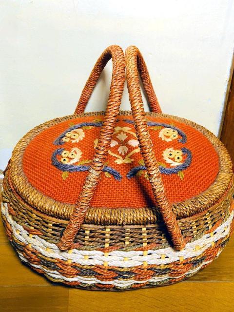 刺繍 アンティーク バスケット かご バッグ ビンテージ ヴィンテージ 骨董品 カゴ 籠 篭 昭和 レトロ ピクニックバッグ < 女性ファッション  刺繍 アンティーク バスケット かご バッグ ビンテージ ヴィンテージ 骨董品 カゴ 籠 篭 昭和 レトロ ピクニックバッグ < 女性ファッションの