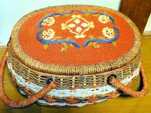 刺繍 アンティーク バスケット かご バッグ ビンテージ ヴィンテージ 骨董品 カゴ 籠 篭 昭和 レトロ ピクニックバッグ < 女性ファッション  刺繍 アンティーク バスケット かご バッグ ビンテージ ヴィンテージ 骨董品 カゴ 籠 篭 昭和 レトロ ピクニックバッグ < 女性ファッションの