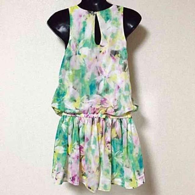 【新品】ウォーターフラワー柄ロンパース < 女性ファッション  【新品】ウォーターフラワー柄ロンパース < 女性ファッションの