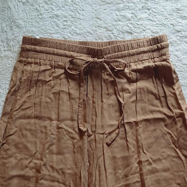 ★ベージュ天然素材風サラサラ快適レーヨン♪ヒラヒラ落ち感お洒落☆ウエストゴム楽チン♪薄手軽くて涼しい☆イージーロングワイドパンツ < 女性ファッション  ★ベージュ天然素材風サラサラ快適レーヨン♪ヒラヒラ落ち感お洒落☆ウエストゴム楽チン♪薄手軽くて涼しい☆イージーロングワイドパンツ < 女性ファッションの