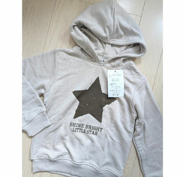 120★スタープリント裏毛パーカー★新品★送料無料 < キッズ/ベビー  120★スタープリント裏毛パーカー★新品★送料無料 < キッズ/ベビーの