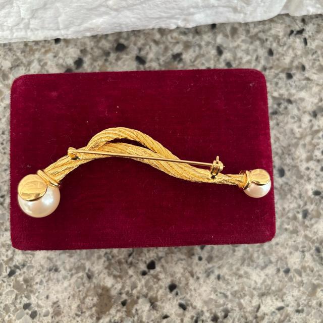 【美品】Christian Dior クリスチャンディーオル フェイクパール ブローチ Dior ゴールド アクセサリー < 女性アクセサリー/時計 【美品】Christian Dior クリスチャンディーオル フェイクパール ブローチ Dior ゴールド アクセサリー < 女性アクセサリー/時計の