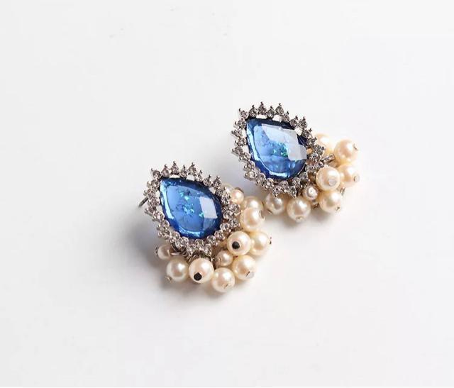 アクアドロップ×パールピアス【新品未使用】オーロラ 青ブルー×シルバー●ビジュー 雫 < 女性アクセサリー/時計  アクアドロップ×パールピアス【新品未使用】オーロラ 青ブルー×シルバー●ビジュー 雫 < 女性アクセサリー/時計の