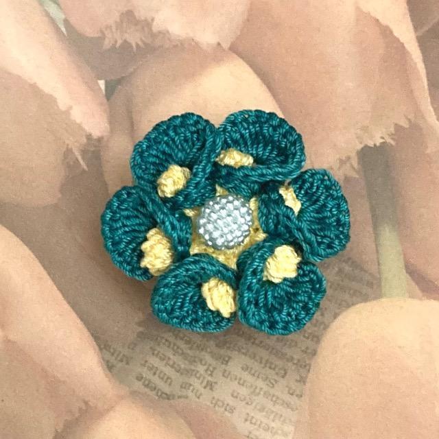 ハンドメイド♪レース編み 花びらがカールしたお花モチーフのブローチ < 女性ファッション  ハンドメイド♪レース編み 花びらがカールしたお花モチーフのブローチ  < 女性ファッションの