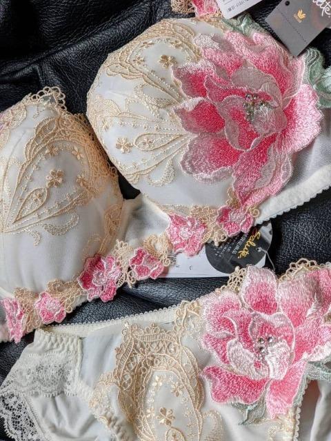 Wacoal/ワコール/salute/サルート/店舗限定/68G/夕陽の余韻/G65&ノーマルショーツM/2点セット/アイボリー < 女性ファッション Wacoal/ワコール/salute/サルート/店舗限定/68G/夕陽の余韻/G65&ノーマルショーツM/2点セット/アイボリー < 女性ファッションの