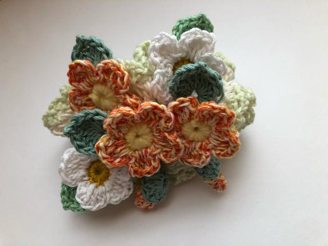 ハンドメイド ボリューム シュシュ 春♪春♪ 野の花いっぱい < 女性ファッション  ハンドメイド ボリューム シュシュ 春♪春♪ 野の花いっぱい < 女性ファッションの