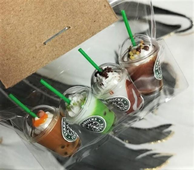 ミニチュア★スターバックス★タピオカ入り4種類セット★シルバニアやリカちゃんハウスにも★ドールハウスに★プチサイズ★スタバ★ < おもちゃ  ミニチュア★スターバックス★タピオカ入り4種類セット★シルバニアやリカちゃんハウスにも★ドールハウスに★プチサイズ★スタバ★  < おもちゃの