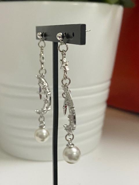 ハンドメイド 月のチャームを使用したピアス  < 女性ファッション  ハンドメイド 月のチャームを使用したピアス  < 女性ファッションの