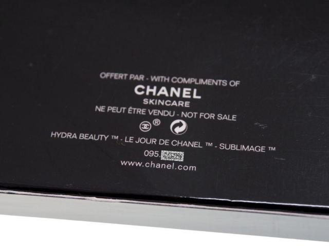 シャネル ノベルティ フラットコスメポーチ コスメボトル柄 ラソリューシオン10 サブリマージュ 元箱有り CHANEL【正規品】 < ブランド  シャネル ノベルティ フラットコスメポーチ コスメボトル柄 ラソリューシオン10 サブリマージュ 元箱有り CHANEL【正規品】 < ブランドの