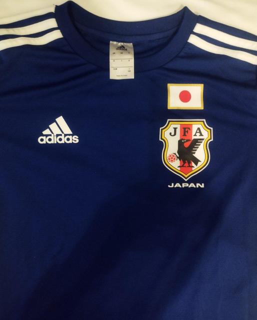 adidas サッカー ワールドカップ 日本代表 ユニフォームデザインTシャツ < 女性ファッション  adidas サッカー ワールドカップ 日本代表 ユニフォームデザインTシャツ < 女性ファッションの