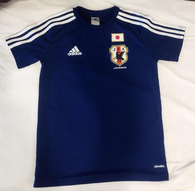 adidas サッカー ワールドカップ 日本代表 ユニフォームデザインTシャツ < 女性ファッション  adidas サッカー ワールドカップ 日本代表 ユニフォームデザインTシャツ < 女性ファッションの