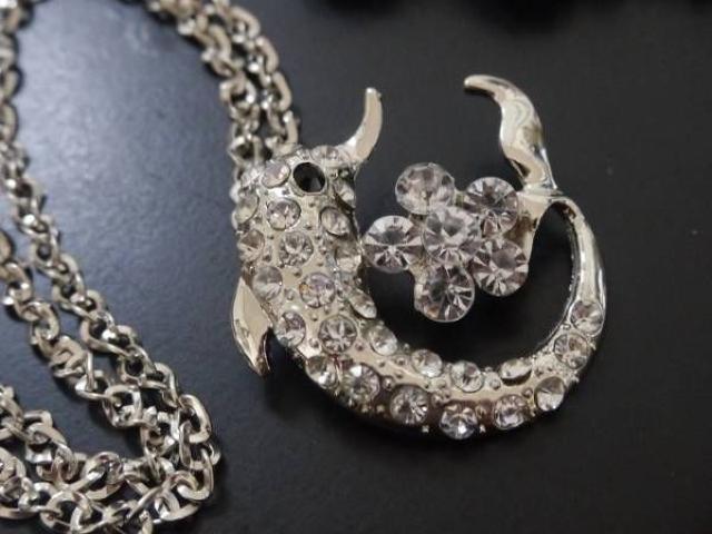 新品ゴスロリ姫系アンティーク調イルカと花ストーンネックレス < 女性アクセサリー/時計  新品ゴスロリ姫系アンティーク調イルカと花ストーンネックレス < 女性アクセサリー/時計の