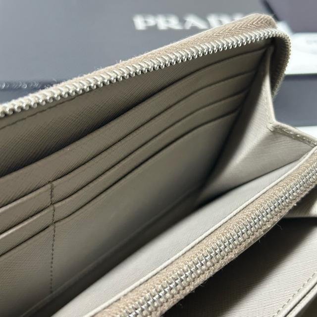 美品 PRADA プラダ ラウンドファスナー 長財布 サフィアーノ レザー グレージュ < ブランド  美品 PRADA プラダ ラウンドファスナー 長財布 サフィアーノ レザー グレージュ < ブランドの