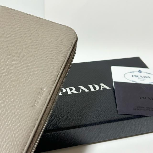 美品 PRADA プラダ ラウンドファスナー 長財布 サフィアーノ レザー グレージュ < ブランド  美品 PRADA プラダ ラウンドファスナー 長財布 サフィアーノ レザー グレージュ < ブランドの