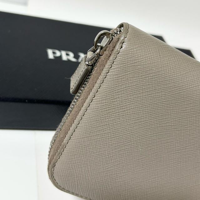 美品 PRADA プラダ ラウンドファスナー 長財布 サフィアーノ レザー グレージュ < ブランド  美品 PRADA プラダ ラウンドファスナー 長財布 サフィアーノ レザー グレージュ < ブランドの